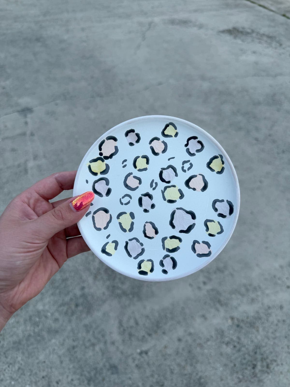 Bord met kleurrijke panterprint