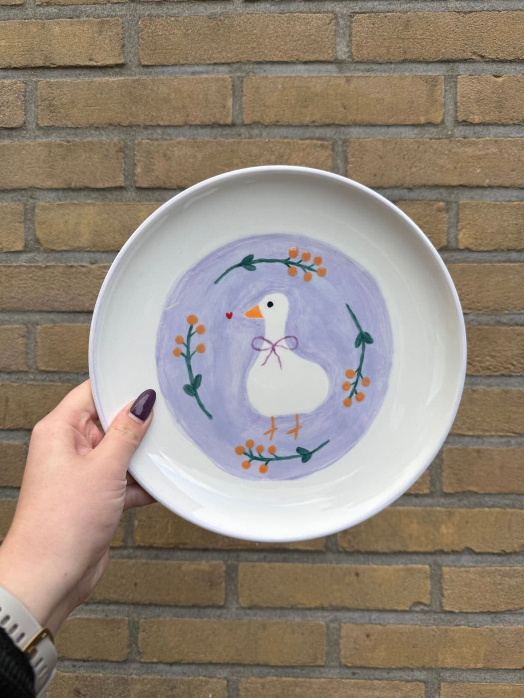 Bord met een gans op lila achtergrond